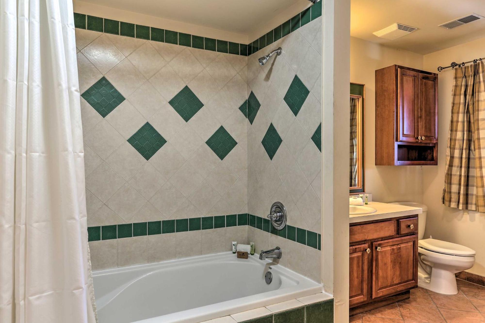 Mountain Creek - Hot Tub And Pool Access Holiday home Vernon